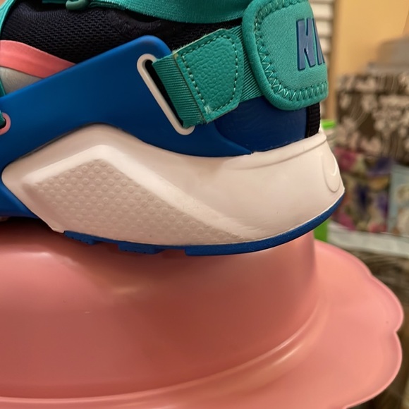 Authentic Nike huaraches, green, pink, blue, white gray color. Mint condition. - Picture 6 of 8